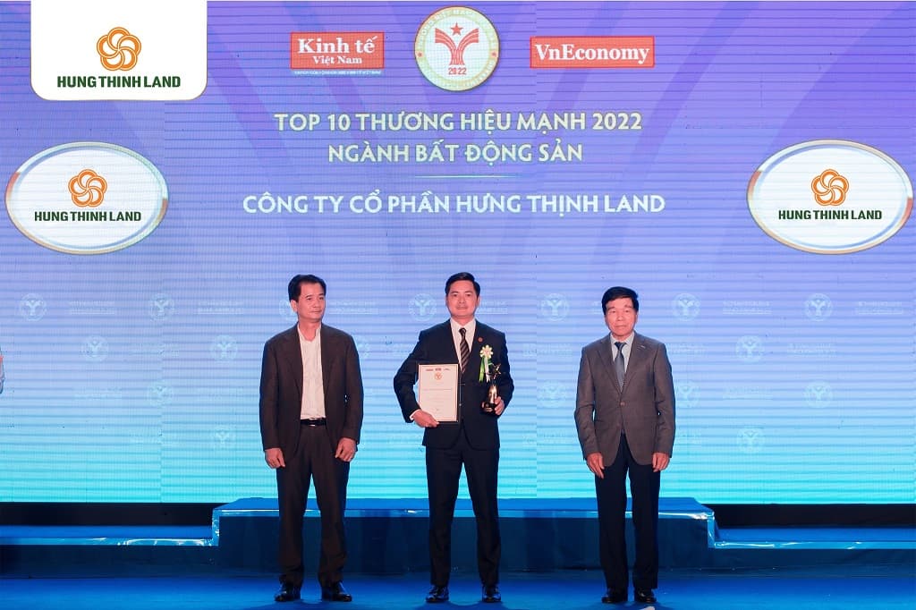Ông Đỗ Văn Kiên - Giám đốc Kinh doanh khu vực Hà Nội đại diện Hưng Thịnh Land nhận giải thưởng “TOP 10 Thương hiệu mạnh - Ngành Bất động sản 2022”
