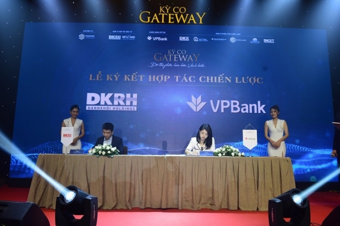 Đại diện Danh Khôi và VPBank ký kết hợp tác trong lễ ký kết ngày 16/5. 