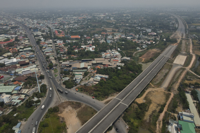Bất động sản dọc theo cao tốc Bến Lức - Long Thành đoạn giao cắt quốc lộ 1, huyện Bình Chánh, TP HCM. Ảnh: Quỳnh Trần