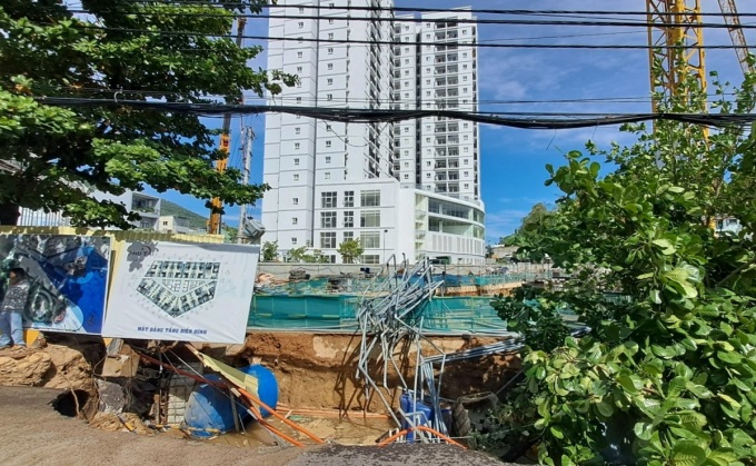 Vỉa hè sụt lún gần chung cư đang thi công ở TP Quy Nhơn. Ảnh: Thạch Thảo
